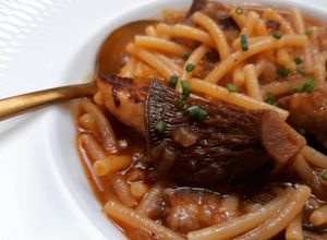 Una foto de Fideos con costillas y rovellons
