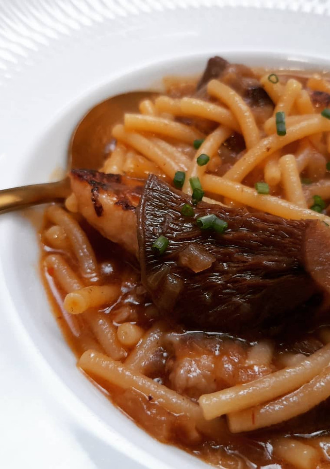 Una foto de Fideos con costillas y rovellons