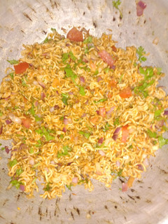 மசாலா மேகி பேல் (Masala maggi bhel recipe in tamil) செய்முறை முக்கிய புகைப்படம்