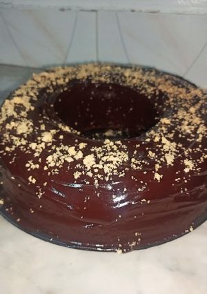 Une photo de Cake vanille et glaçage sauce au chocolat 🍫