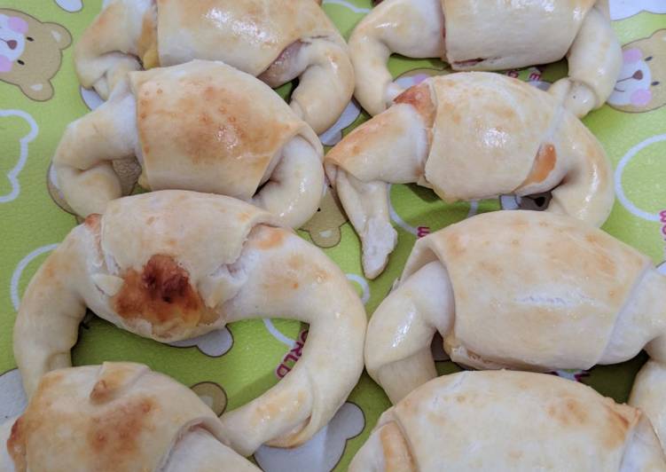Medialunas rellenas de jamón y queso