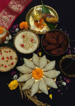 পিঠেপুলির থালি (pithepulir thali recipe in Bengali) রেসিপির প্রধান ছবি