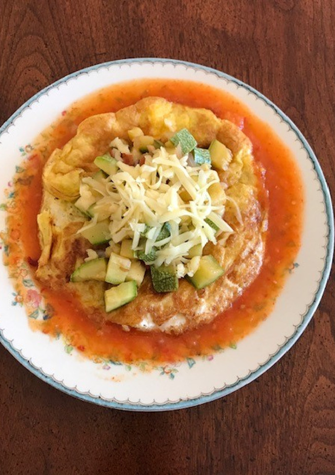 Una foto de TORTILLA CON SALSA DE CHIPOTLE Y CALABACITAS ©