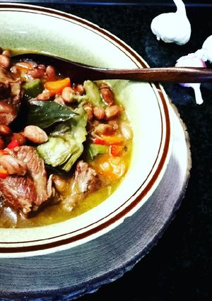 Foto principal de Alubia pinta con costillar de cerdo y alcachofas