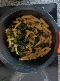 Una foto de Macarrones con choricho y espinacas