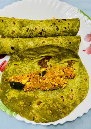 A picture of Green chappathi roll with egg burji.