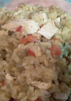 Una foto de Risotto delicioso recargado con pollo arveja y zanahoria ☺