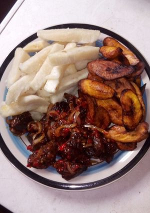 A picture of Fried yam/plantain n pepper meat.