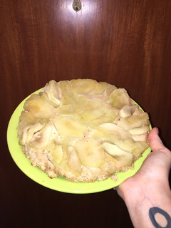 Una foto de Torta invertida de manzana y coco 🍎🥥