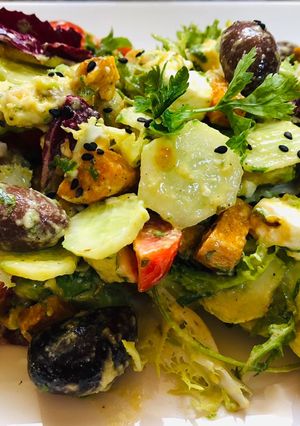 O poză a rețetei Salată cu cartof dulce copt, năut și dressing de avocado.