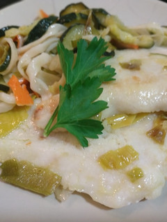 Una foto de 🐟Merluza con calabacín y surimi🐟