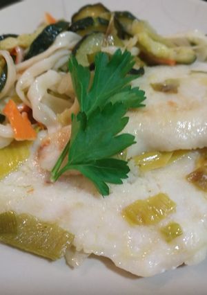 Una foto de 🐟Merluza con calabacín y surimi🐟