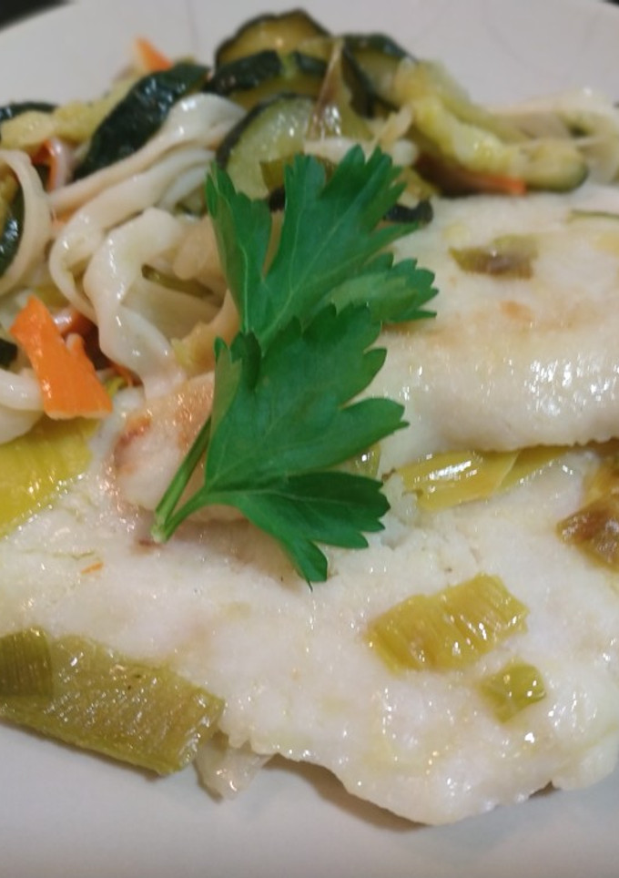 Una foto de 🐟Merluza con calabacín y surimi🐟