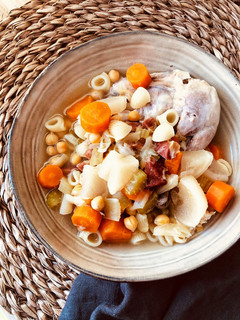 Una foto de Sopa de pollo con verduras y garbanzos en olla FussionCook FC7 Smart