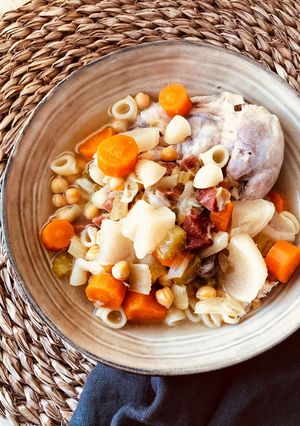 Una foto de Sopa de pollo con verduras y garbanzos en olla FussionCook FC7 Smart