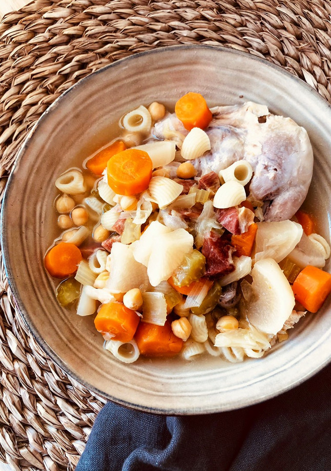 Una foto de Sopa de pollo con verduras y garbanzos en olla FussionCook FC7 Smart