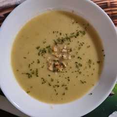 Una foto de Sopa crema de puerro y papas