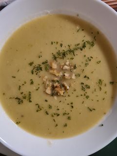Una foto de Sopa crema de puerro y papas