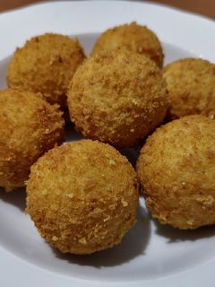 Una foto de Bolitas de patata al parmesano, rellenas de queso fundido