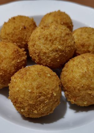 Una foto de Bolitas de patata al parmesano, rellenas de queso fundido