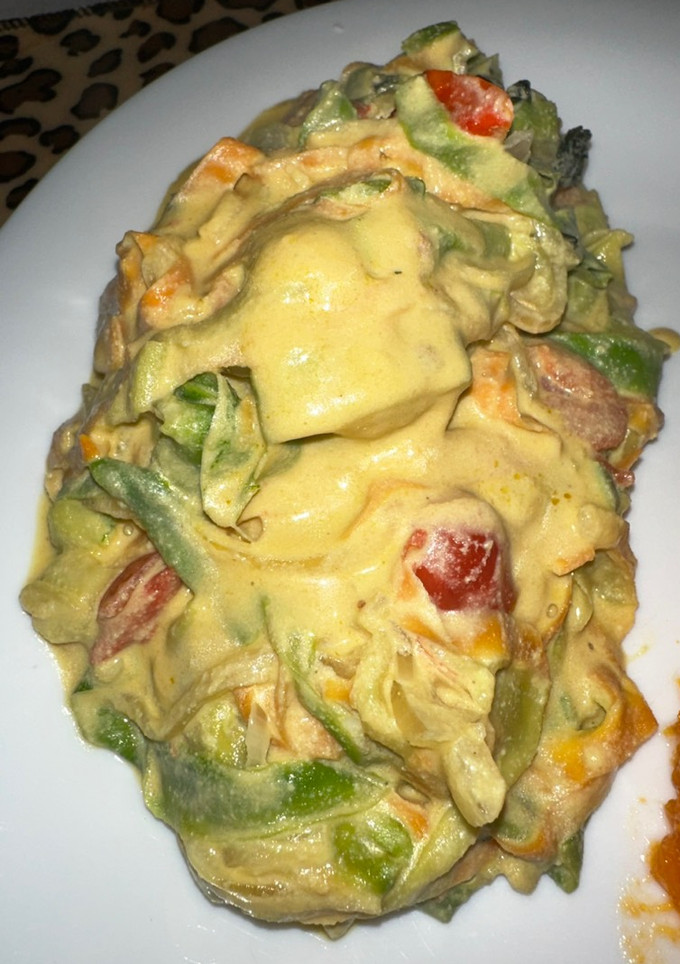 Una foto de Fideos de zucchini y zanahoria con salsa de tofu. VEGANO SIN GLUTEN