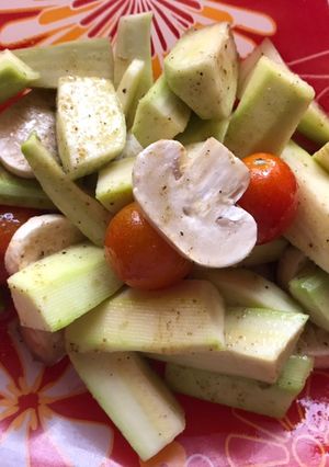 صورة لوصفة سلطة كوسة صحية مع مشروم 🍄 فريش وطماطم 🍅