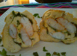 Una foto de Rollos de pechuga de pollo relleno de langostino y espinacas