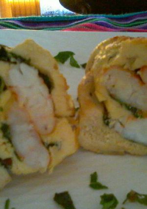 Una foto de Rollos de pechuga de pollo relleno de langostino y espinacas