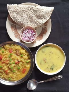 વેજ વધારેલી ખીચડી (Veg Vaghareli Khichdi Recipe In Gujarati) રેસીપી મુખ્ય ફોટો