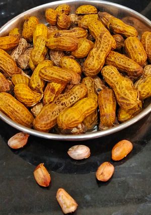 A picture of Boiled Peanuts With Shell.