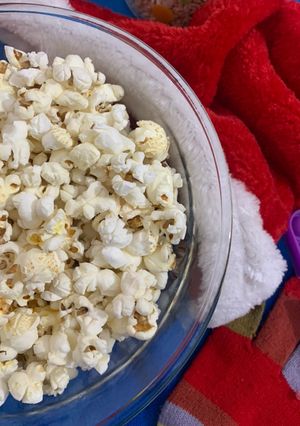 A picture of Stove top salty buttery popcorn.