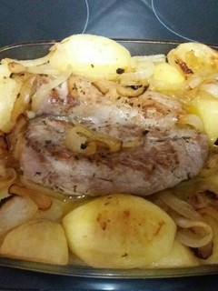 Una foto de Solomillo de cerdo asado con patatas y cebolla caramelizada