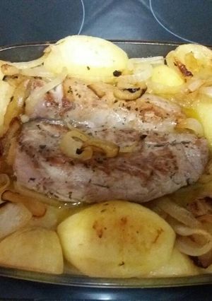Foto principal de Solomillo de cerdo asado con patatas y cebolla caramelizada