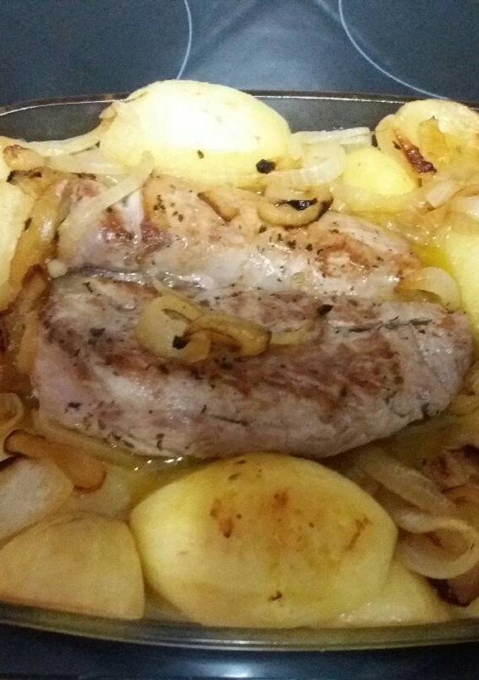 Una foto de Solomillo de cerdo asado con patatas y cebolla caramelizada
