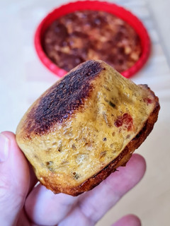 Una foto de Muffins de cebolla, morrón y queso 🧅Magdalenas saladas, SIN harina, altas en fibra y proteínas