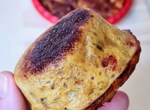 Una foto de Muffins de cebolla, morrón y queso 🧅Magdalenas saladas, SIN harina, altas en fibra y proteínas