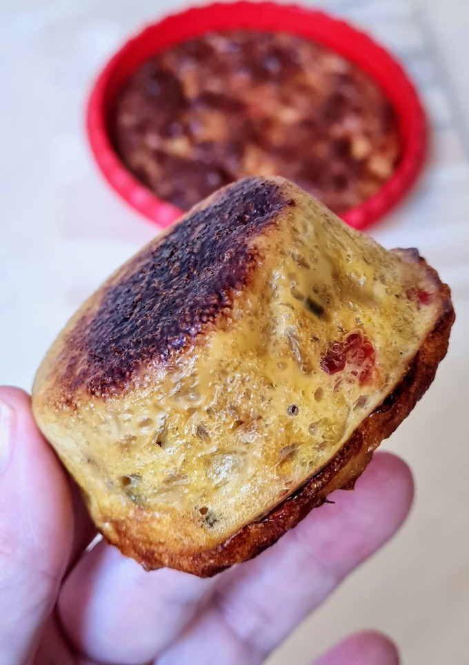 Una foto de Muffins de cebolla, morrón y queso 🧅Magdalenas saladas, SIN harina, altas en fibra y proteínas