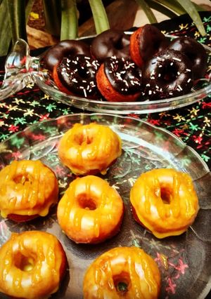 A picture of Donuts with lemon and chocolate glaze.