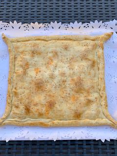 Una foto de Empanada de jamón y queso diferente
