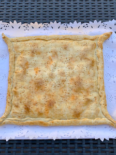 Una foto de Empanada de jamón y queso diferente