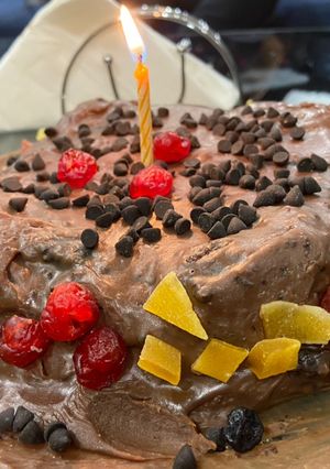 A picture of Chocolate cake with chocolate base in microwave.