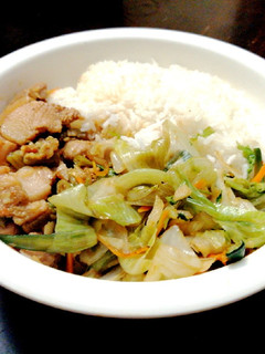 Una foto de Chop Suey, Costillita Dulce y Arroz de Jazmín