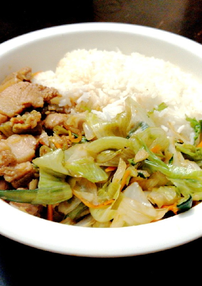 Una foto de Chop Suey, Costillita Dulce y Arroz de Jazmín