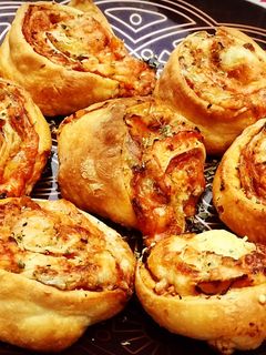 Una foto de Rollos hojaldrados de jamón, bacon, queso y mucho más 🙄🙄🙄