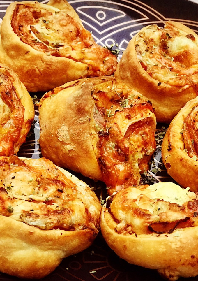Una foto de Rollos hojaldrados de jamón, bacon, queso y mucho más 🙄🙄🙄