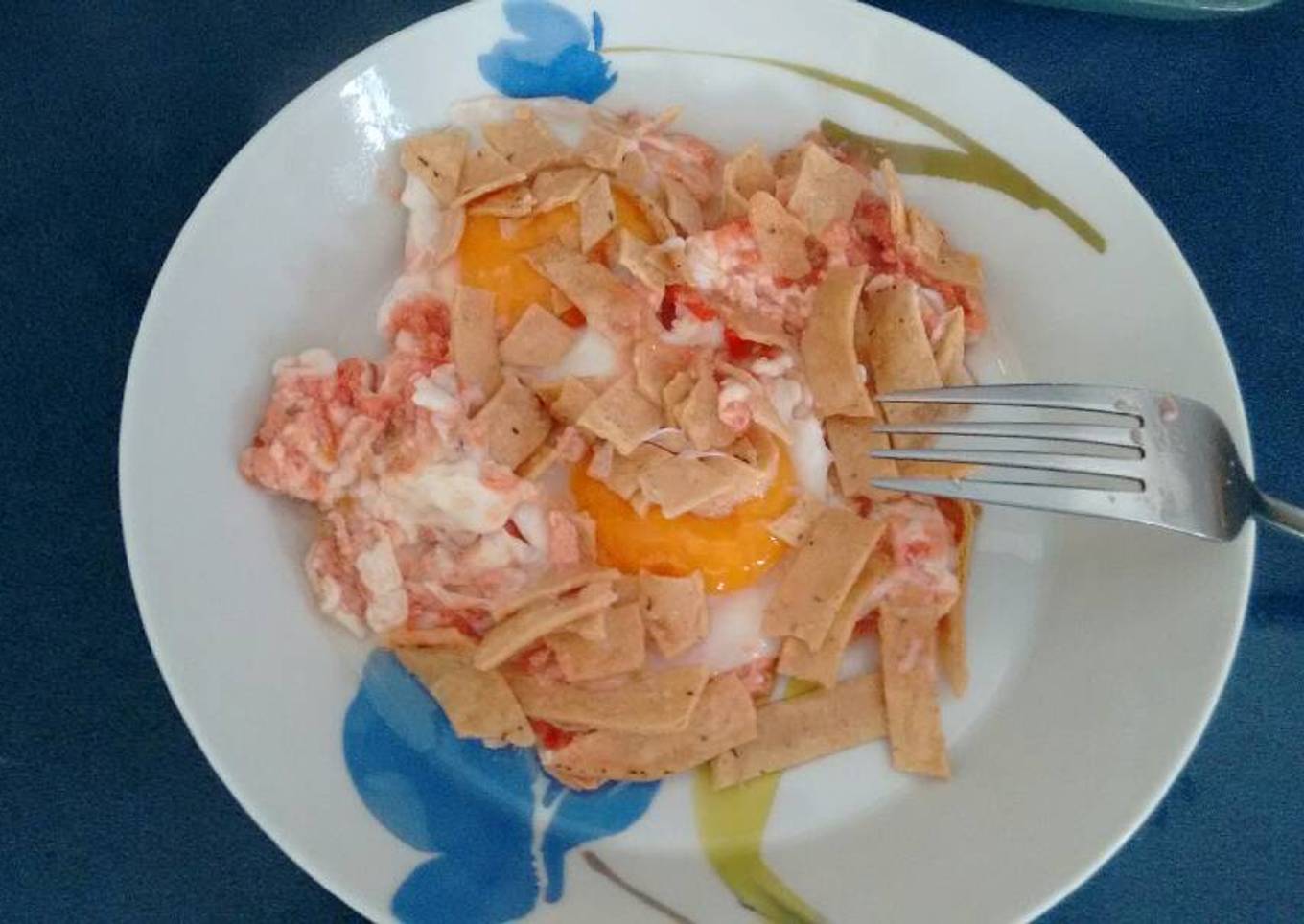 Huevos fritos con salsa roja picosita.ॐ