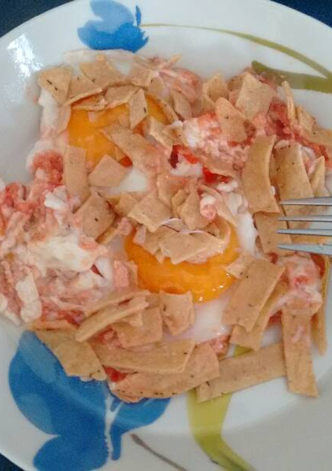 Una foto de Huevos fritos con salsa roja picosita.ॐ