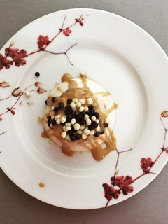 Una foto de Flan de huevo y crema de cacahuete