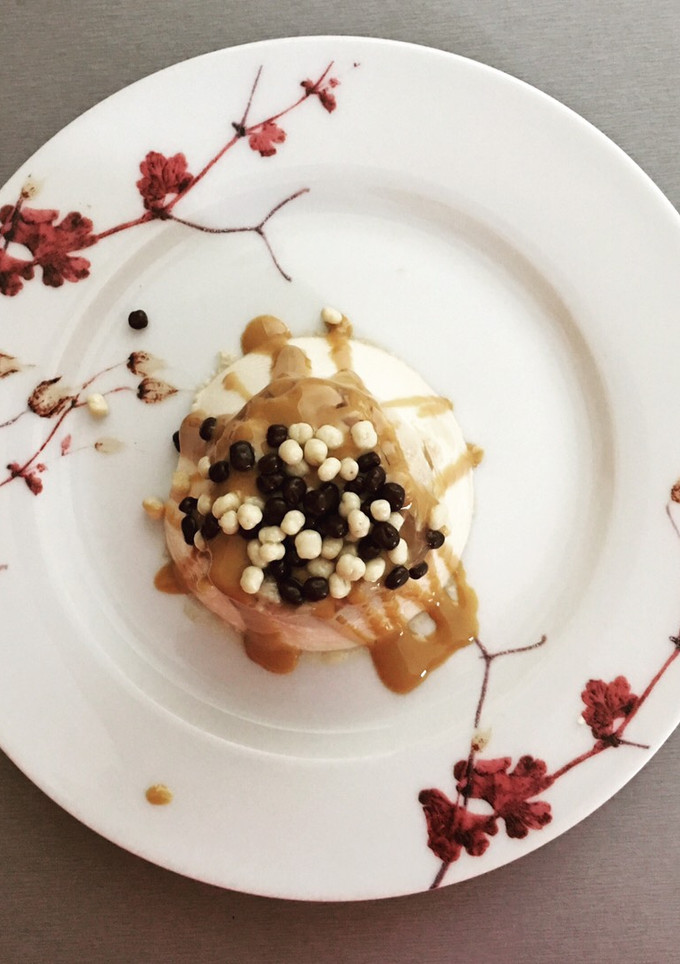 Una foto de Flan de huevo y crema de cacahuete