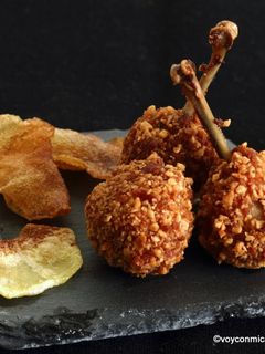 Una foto de Chupa-Chups de muslo de codorniz